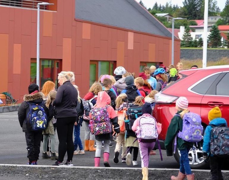 Nemendur Fossvogsskóla mæta fyrsta skóladaginn í húsnæði Hjálpræðishersins.