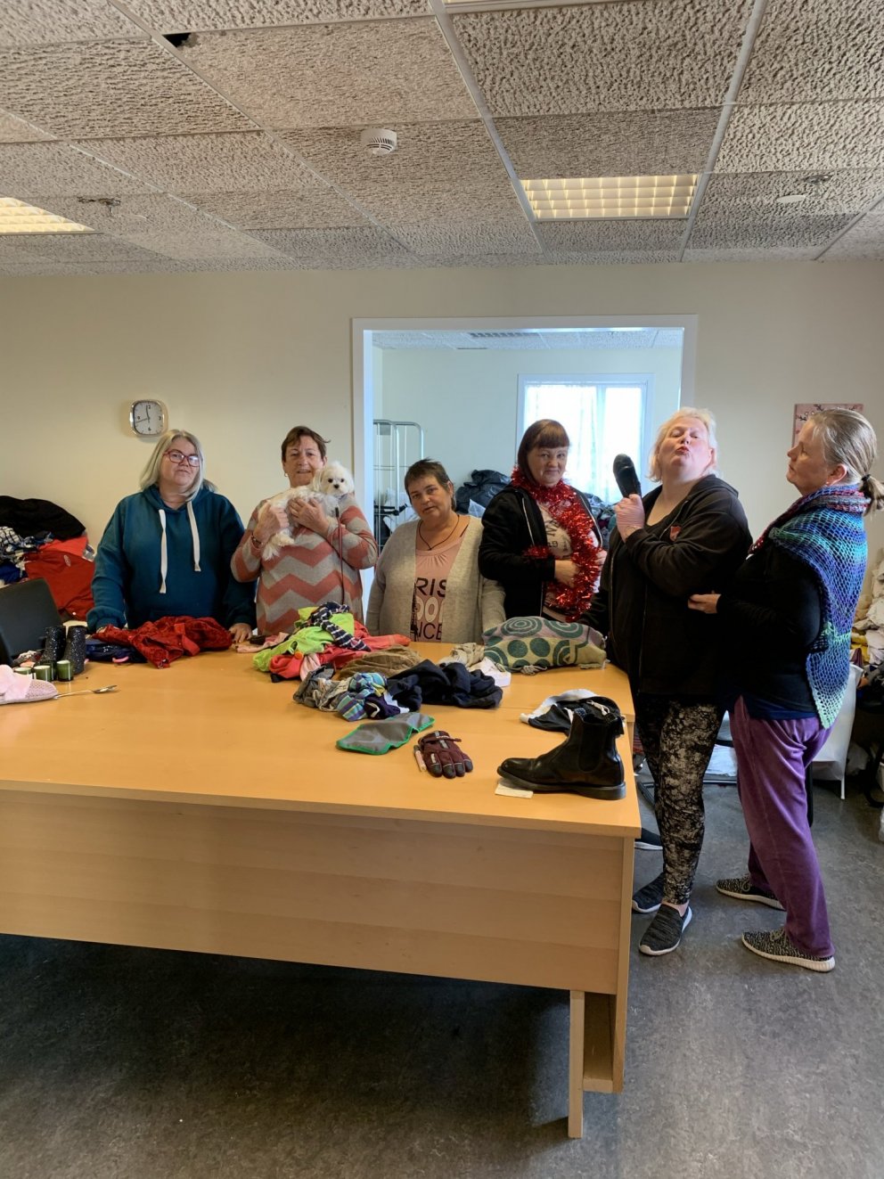 Sjálfboðaliðar við fataflokkun Hertex í Reykjanesbæ