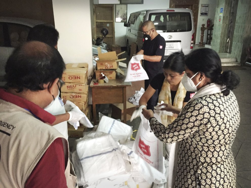 Hjálpræðisherinn í Bangladesh veitir upplýsingar um smitvarnir og deilir einnig út hreinlætis- og ma…