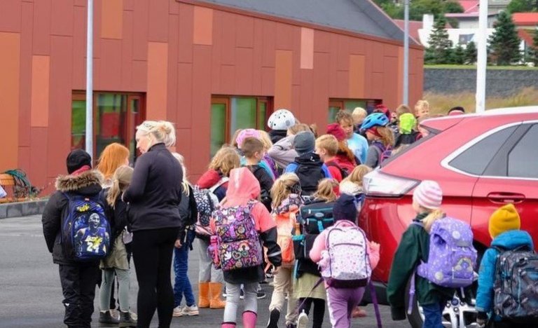 Nemendur Fossvogsskóla mæta fyrsta skóladaginn í húsnæði Hjálpræðishersins.