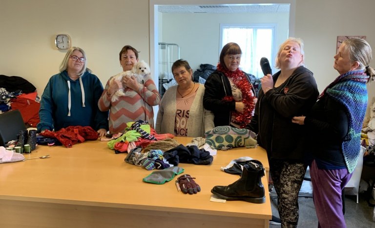 Sjálfboðaliðar við fataflokkun Hertex í Reykjanesbæ