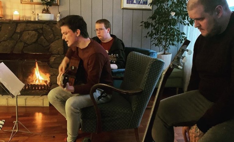 Lofgjörðarstund frá Reykjavík sem send var út í gegnum Facebook.