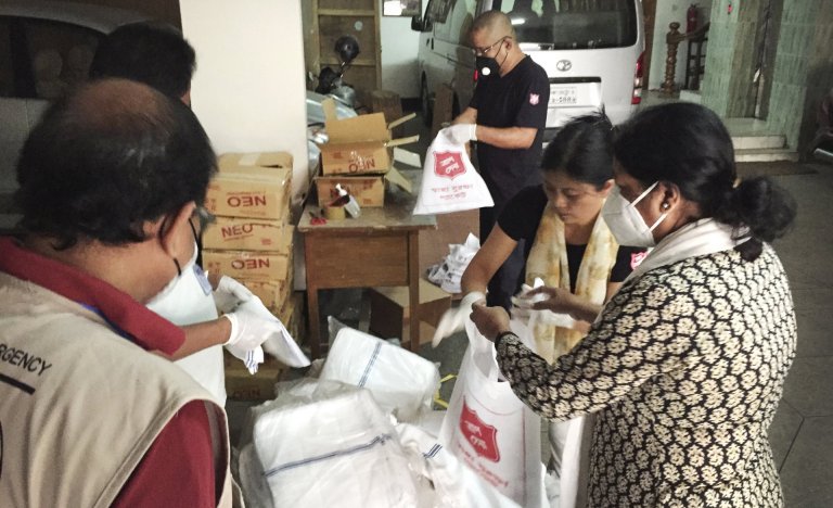 Hjálpræðisherinn í Bangladesh veitir upplýsingar um smitvarnir og deilir einnig út hreinlætis- og ma…